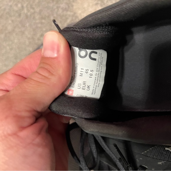 Men’s ON cloudrunner size 11 - Picture 4 of 4